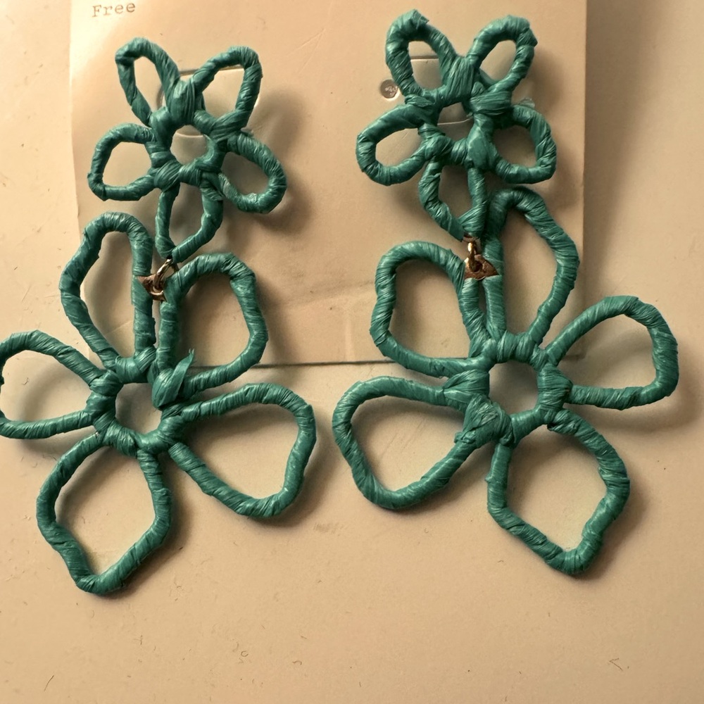 Super cute sea-foam green floral earrings